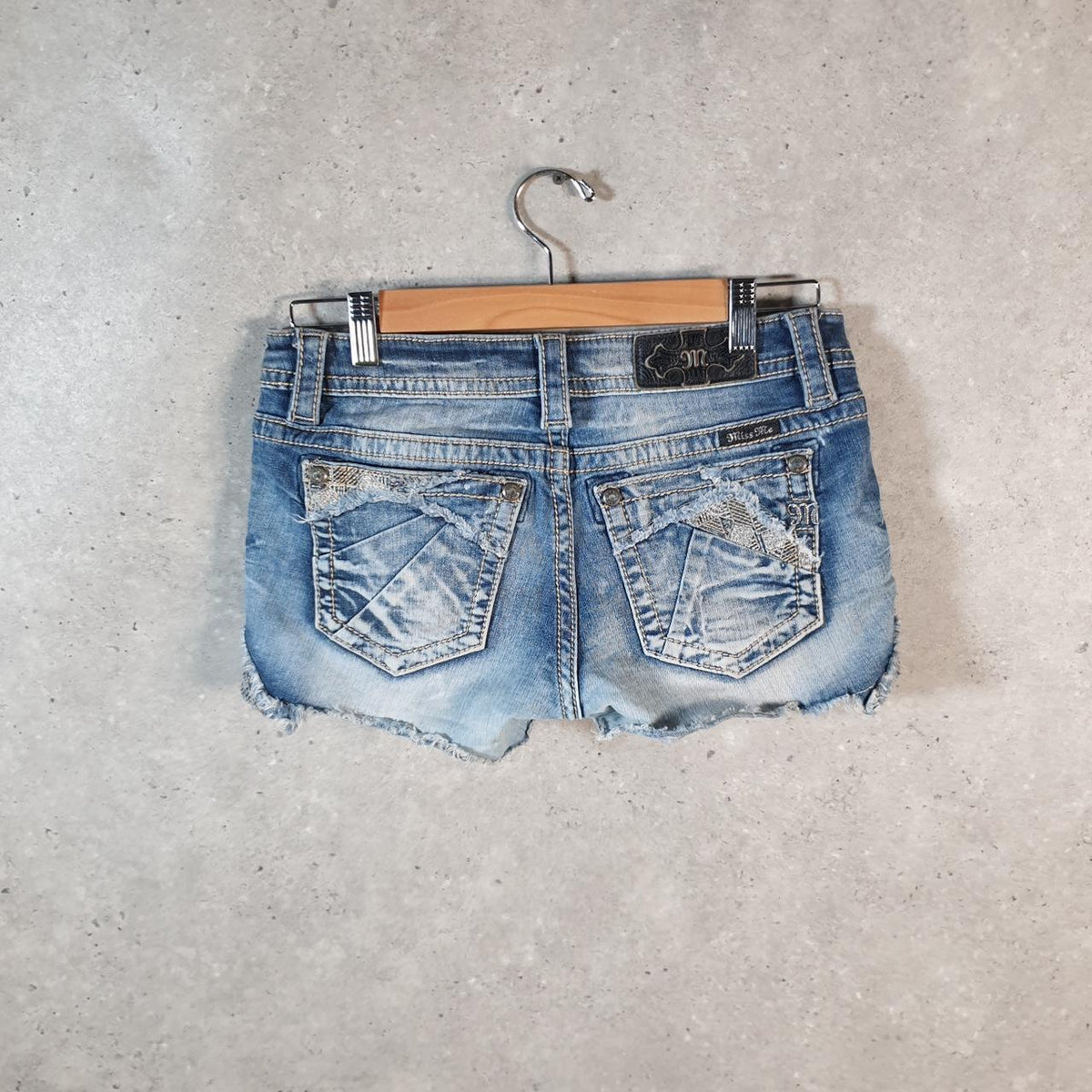 Vintage Miss Me Baggy Y2K Hip Hop Jeans Shorts Jorts Womens W28 Blue Denim Low Rise