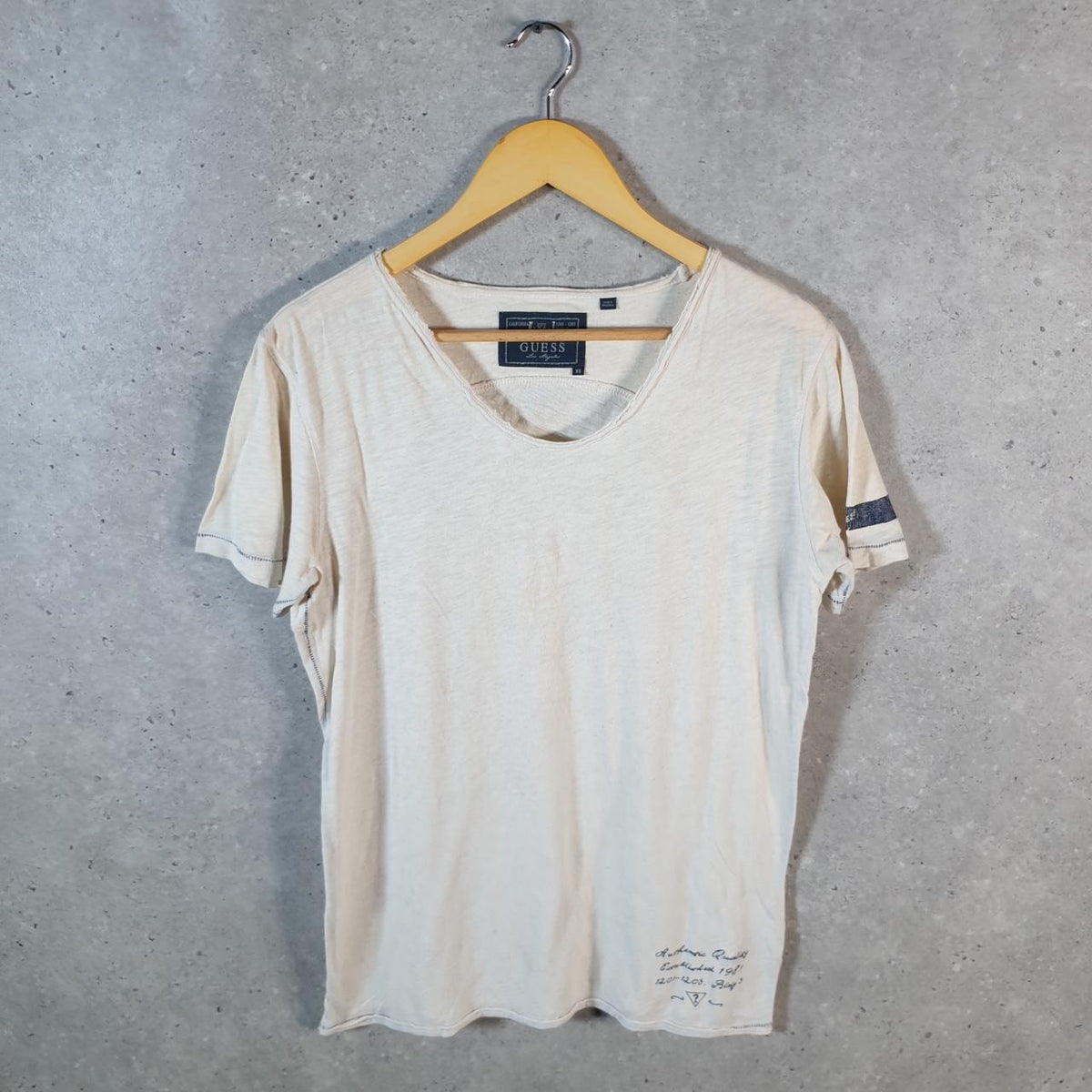 Vintage Guess Spellout Graphic T Shirt Men’s XS White Casual Sports Logo Athletic