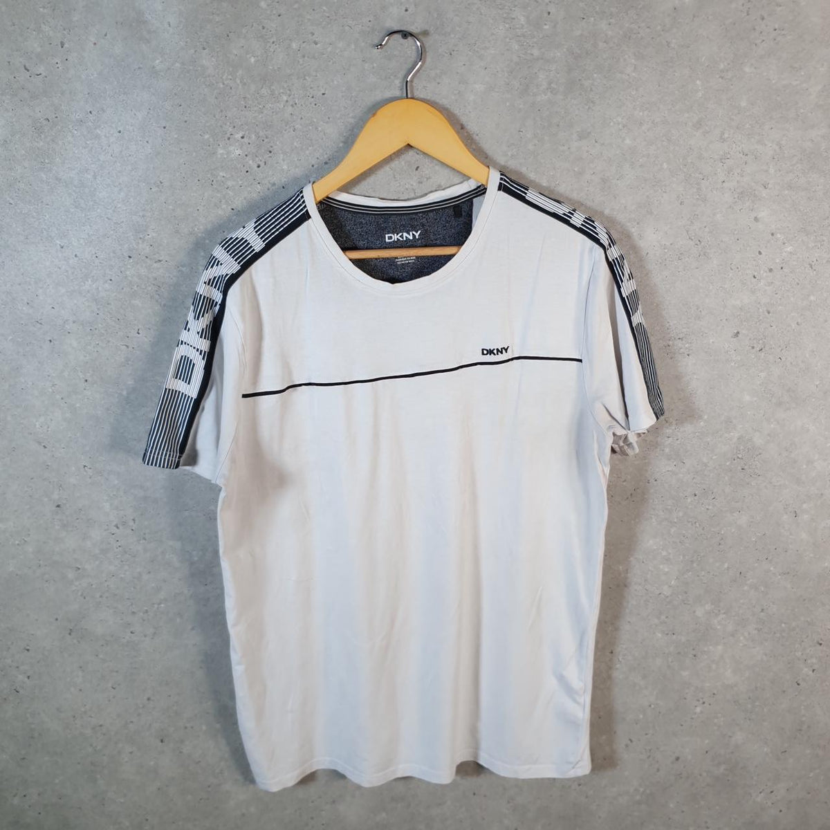 Vintage DKNY Spellout T Shirt Men’s Medium White Graphic Logo Casual C9953