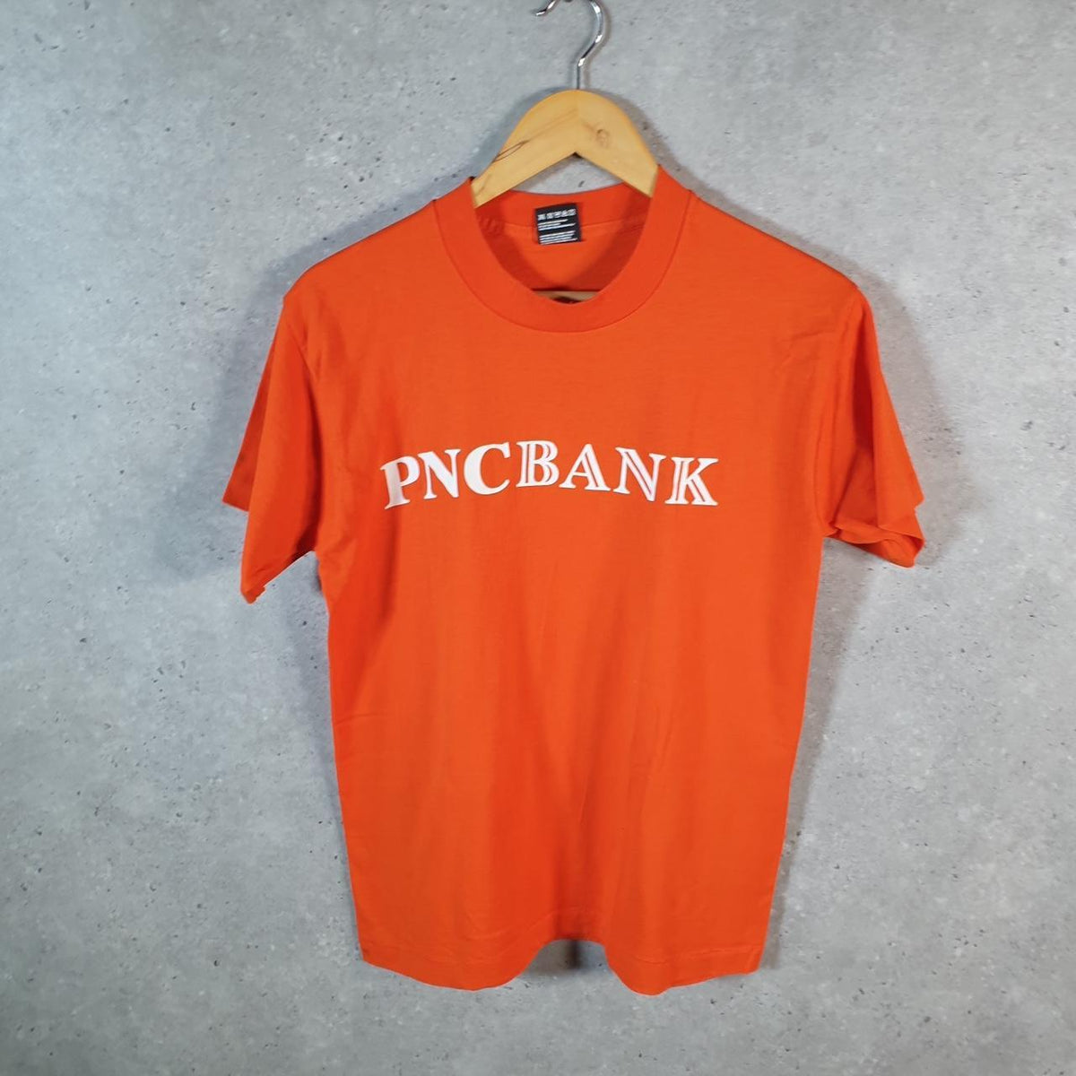 Vintage Fruit of the Loom PNC Bank 90s USA Single Stitch T Shirt Men’s Medium Orange C8396