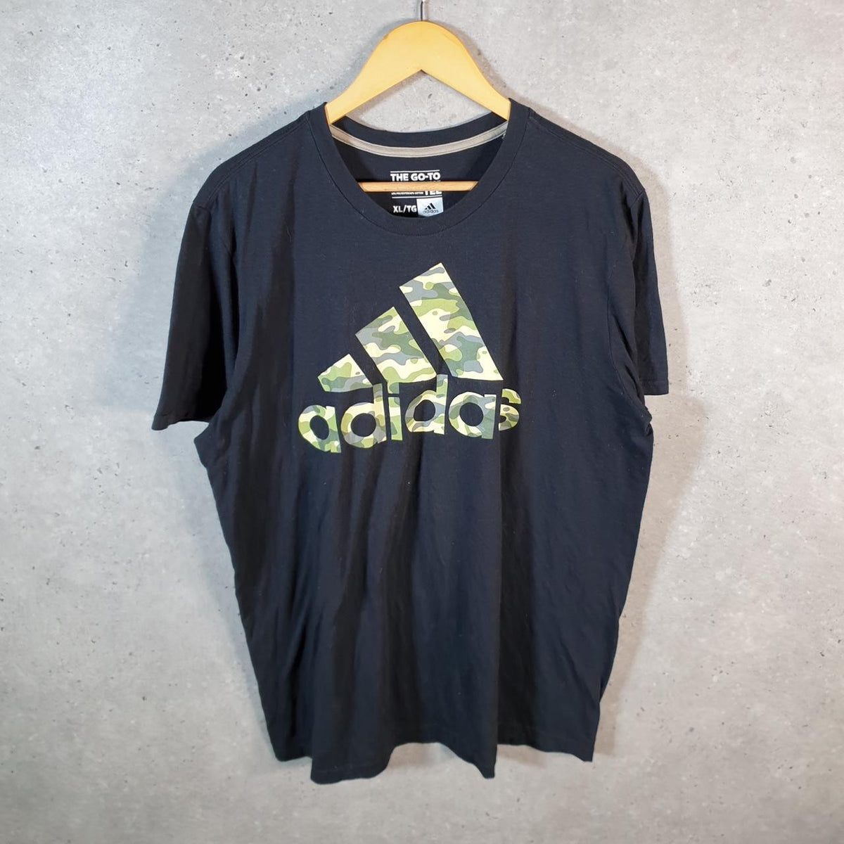 Vintage Adidas Go Tee Performance T Shirt Shirt Men’s XL Black Three Stripes Logo Athletic C9774