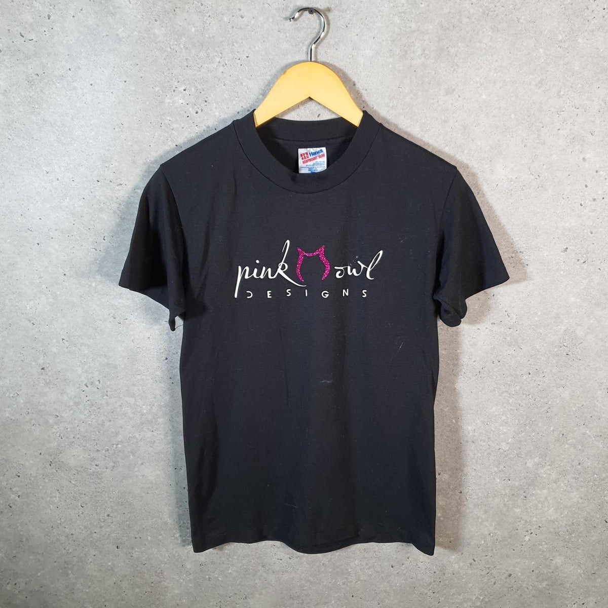 Vintage Hanes Pink Owl Designs 90s USA Single Stitch T Shirt Men’s Small Black C9397