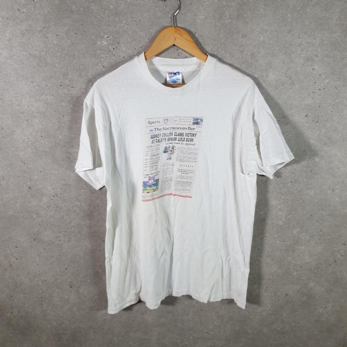 Vintage Hanes Beefy Sacramento Bee Newspaper USA 90s Single Stitch T Shirt Men’s Large White Big Fish Vintage