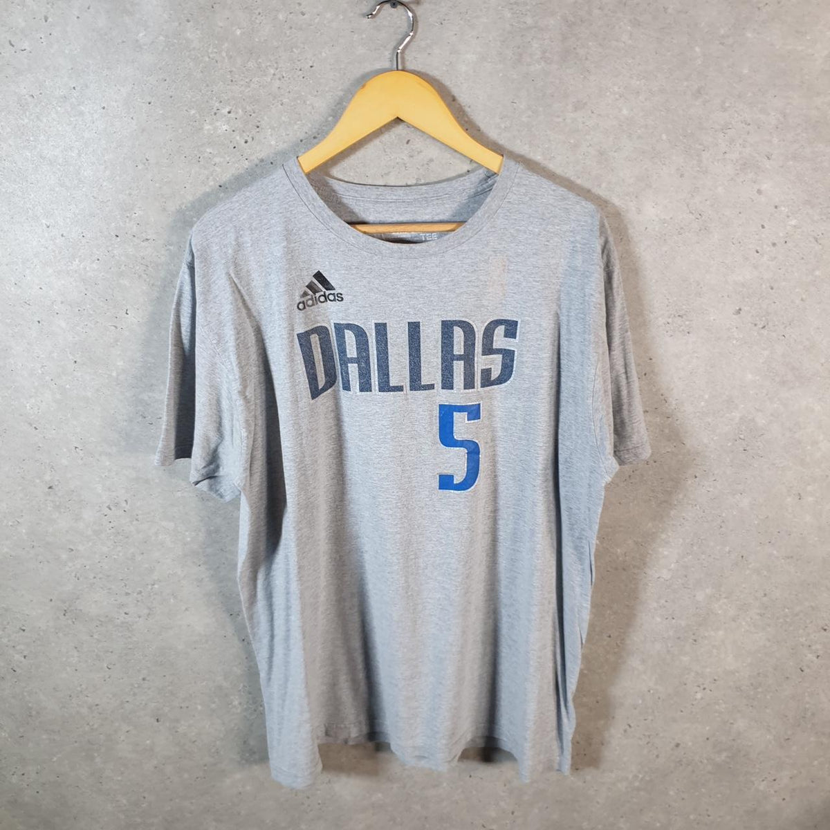 Vintage Adidas Dallas Barea 5 Go Tee T Shirt Shirt Men’s XL Grey Three Stripes Logo Athletic
