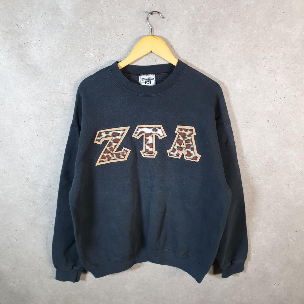 Vintage Lee Ultraweight Sweatshirt Men’s Large Black USA ZTA Pullover Spellout