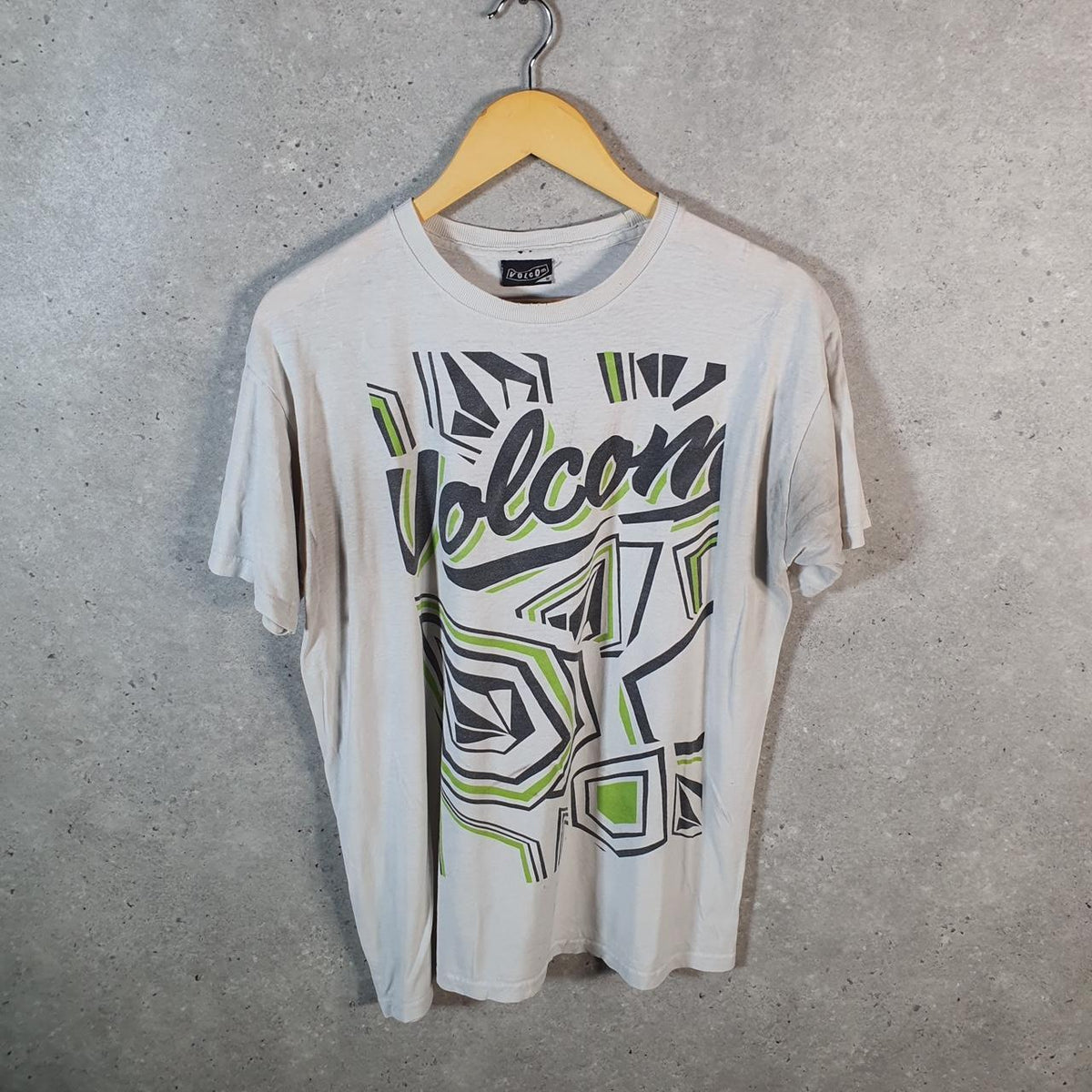 Vintage Volcom Y2K Spellout T Shirt Shirt Men’s Medium Beige Logo Graphic C9733