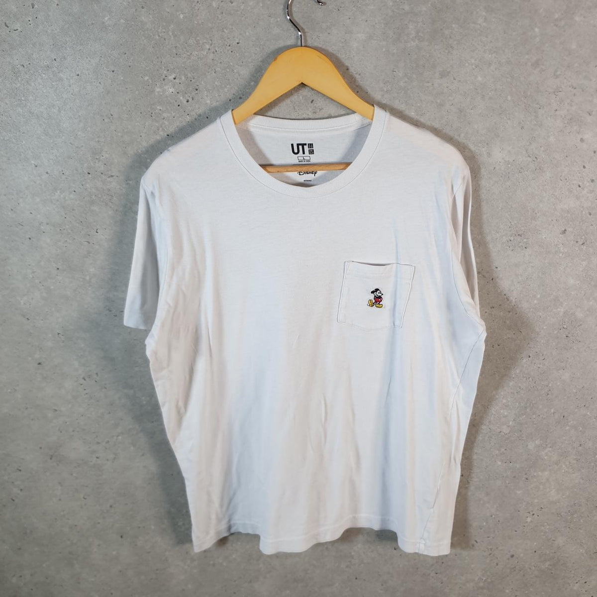 Vintage Uniqlo Disney Land Mickey Mouse T Shirt Shirt Men’s Large White Logo Graphic Cartoon