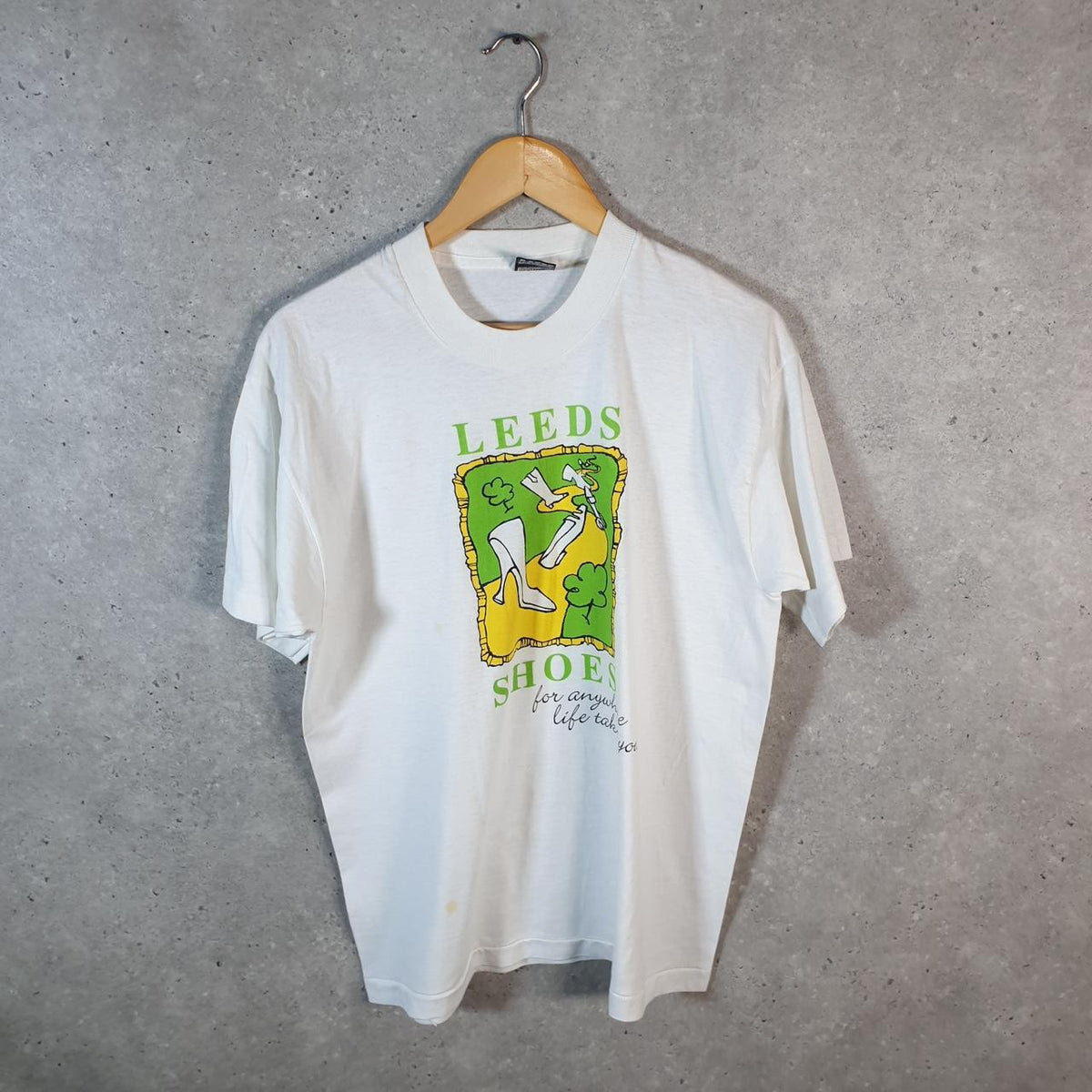 Vintage Fruit of the Loom Leeds Shoes 90s USA Single Stitch T Shirt Men’s Large White Big Fish Vintage