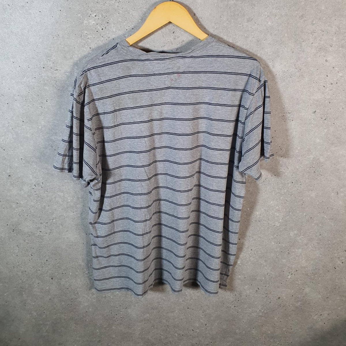 Vintage Tommy Hilfiger T Shirt Men’s Medium Grey Striped Custom Fit Embroidered Logo