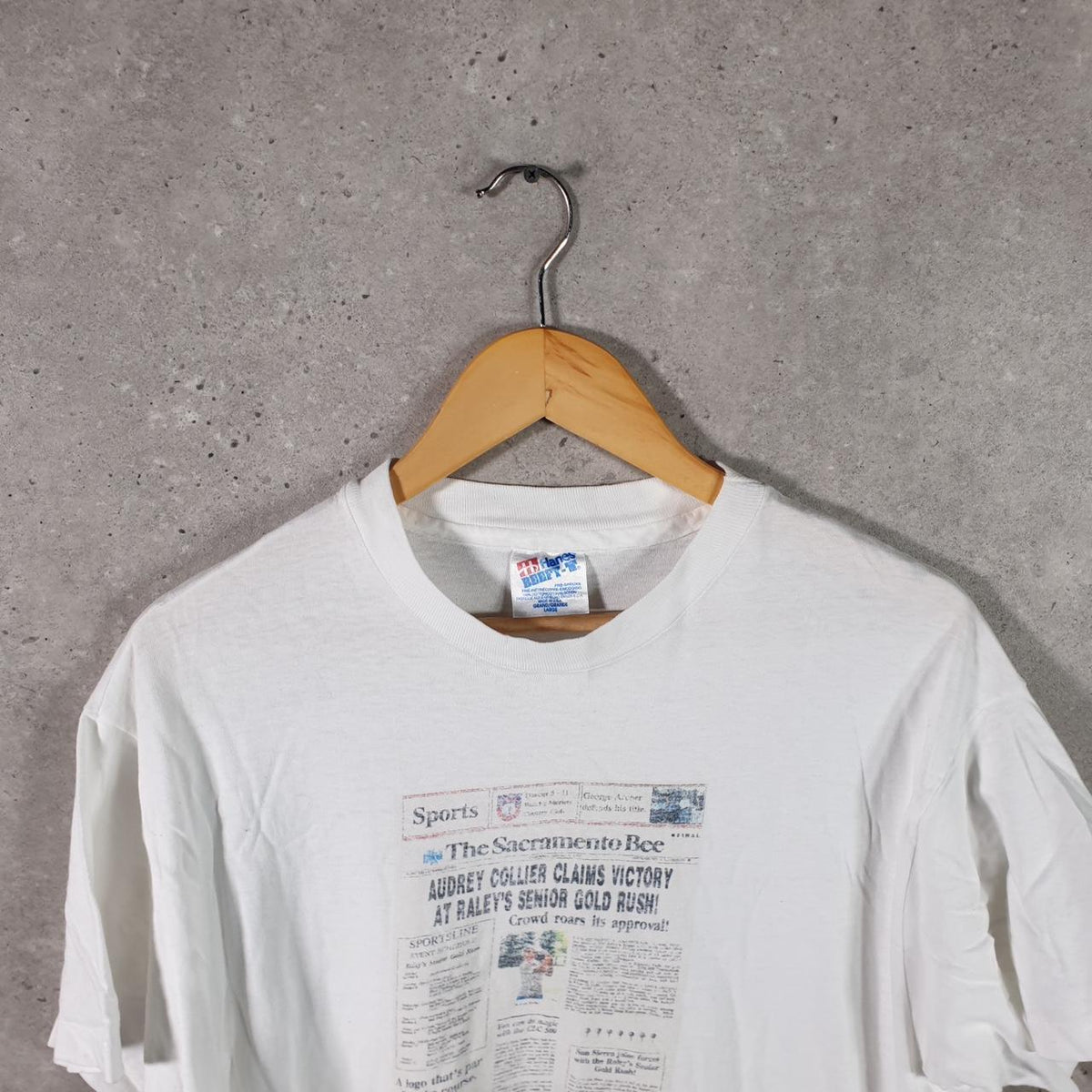 Vintage Hanes Beefy Sacramento Bee Newspaper USA 90s Single Stitch T Shirt Men’s Large White Big Fish Vintage