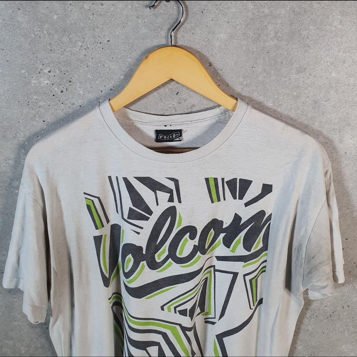 Vintage Volcom Y2K Spellout T Shirt Shirt Men’s Medium Beige Logo Graphic C9733