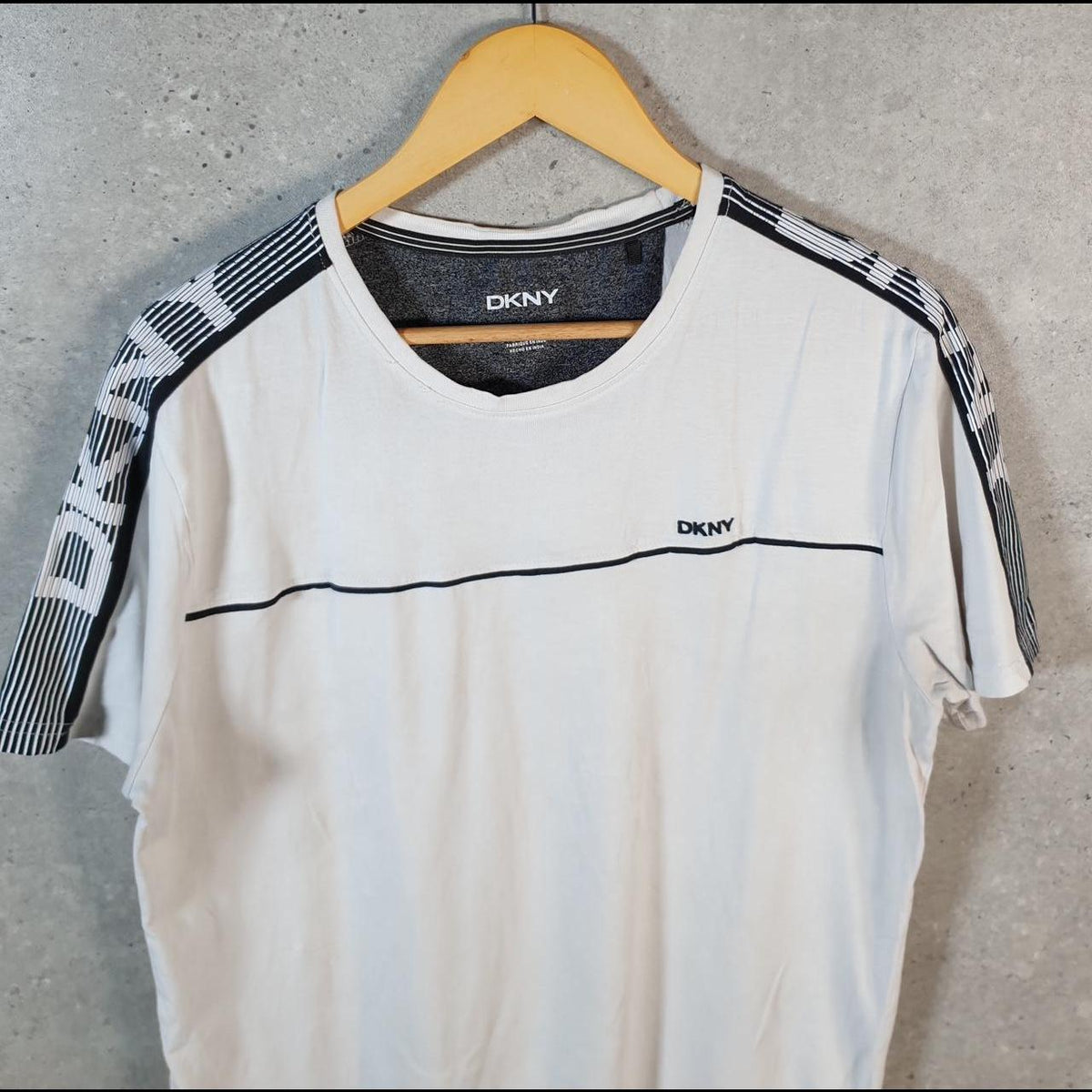 Vintage DKNY Spellout T Shirt Men’s Medium White Graphic Logo Casual C9953