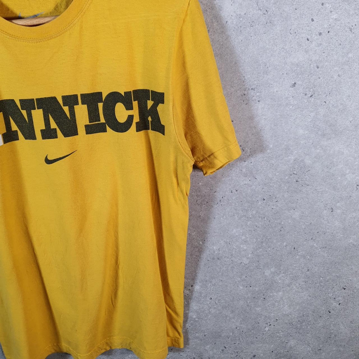 Vintage Nike Kinnick T Shirt Men’s Small Yellow Logo Centre Swoosh Athletic