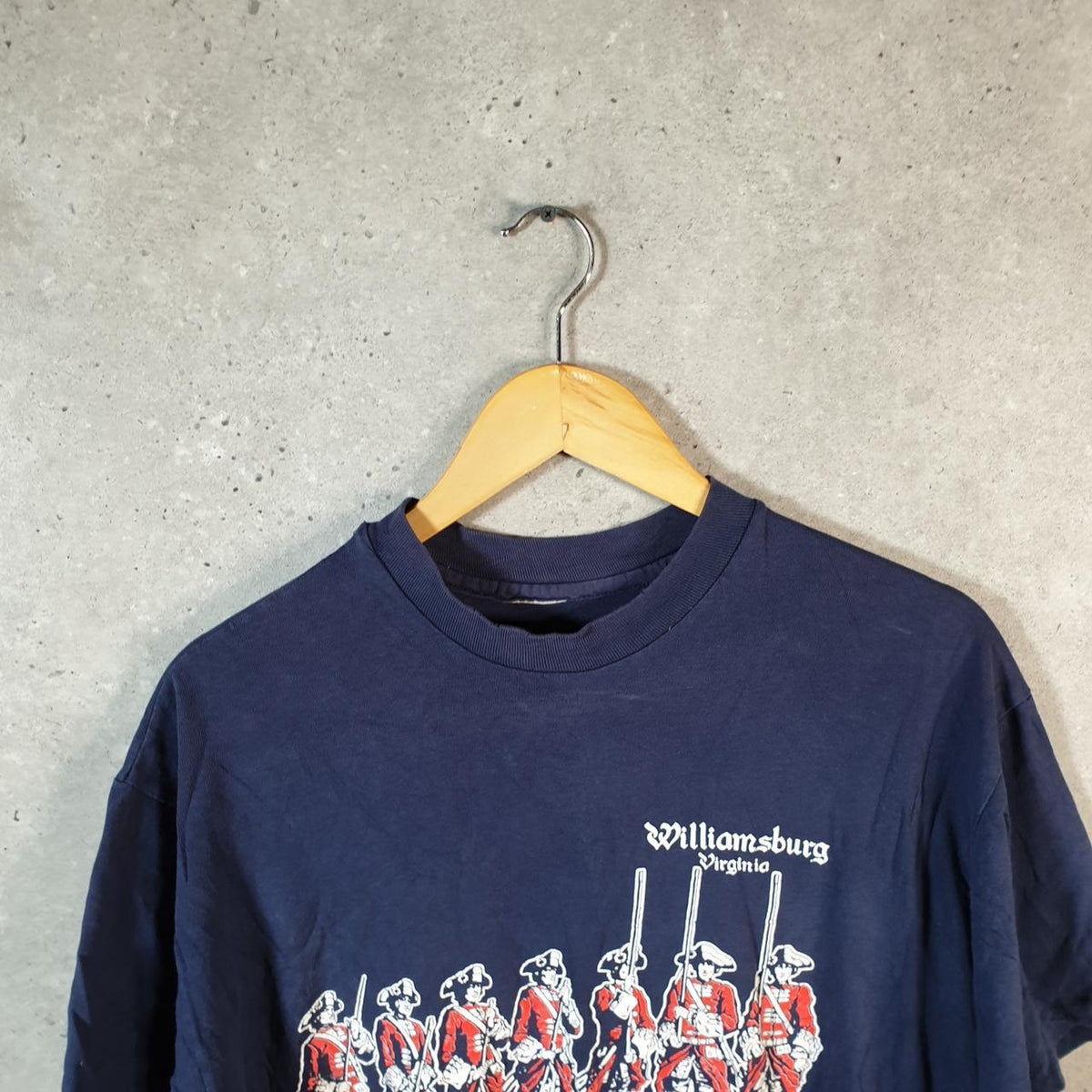 Vintage Williamsburg Virginia Soldier Graphic USA Single Stitch T Shirt Men’s Small Blue Big Fish Vintage