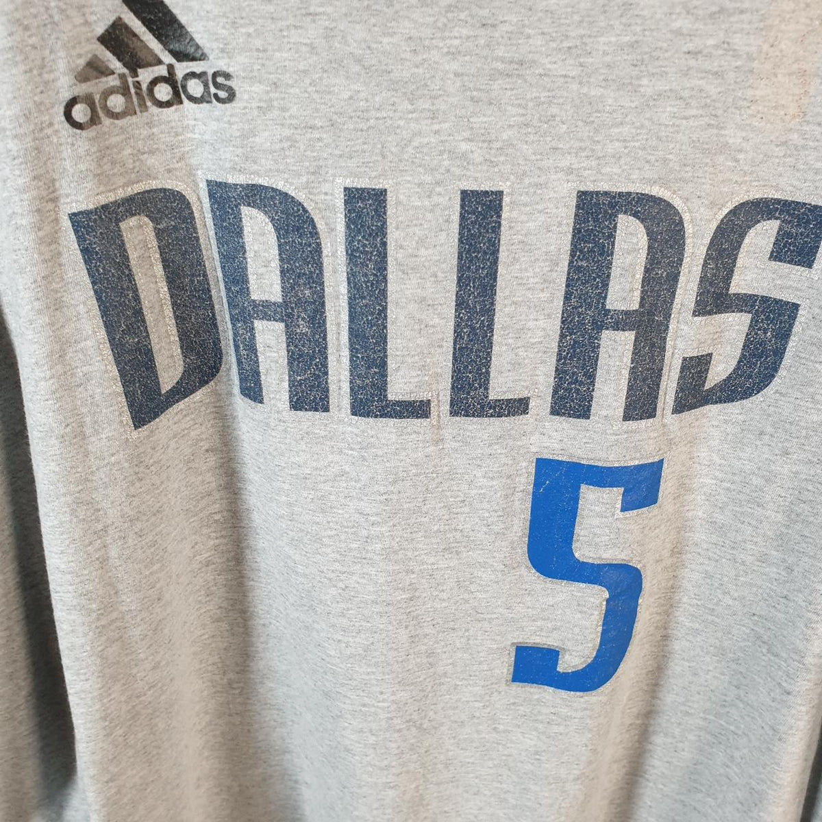 Vintage Adidas Dallas Barea 5 Go Tee T Shirt Shirt Men’s XL Grey Three Stripes Logo Athletic