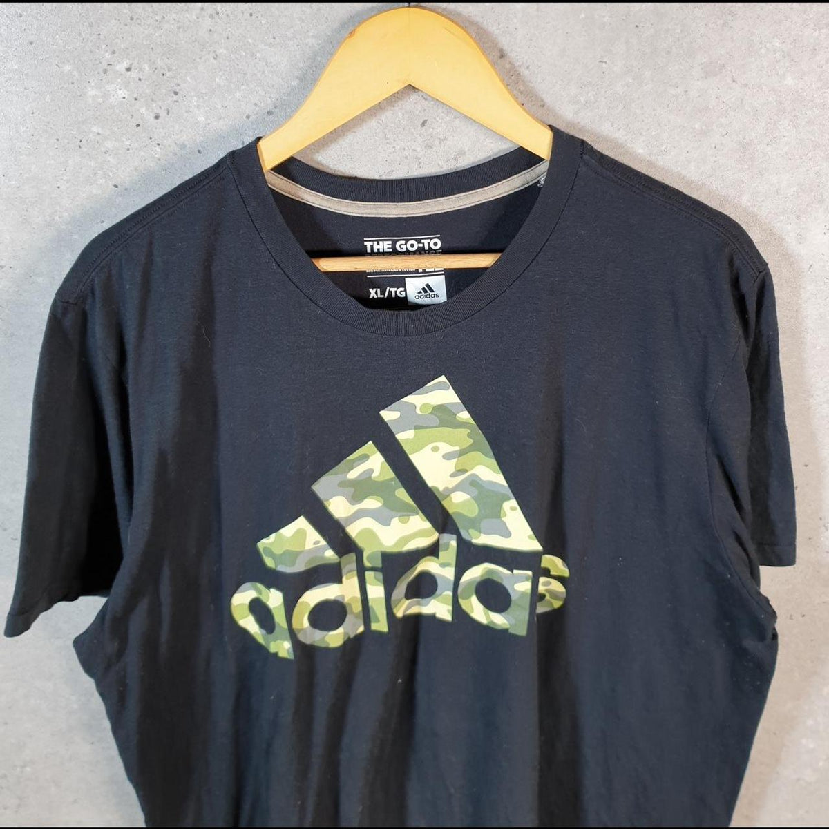 Vintage Adidas Go Tee Performance T Shirt Shirt Men’s XL Black Three Stripes Logo Athletic C9774