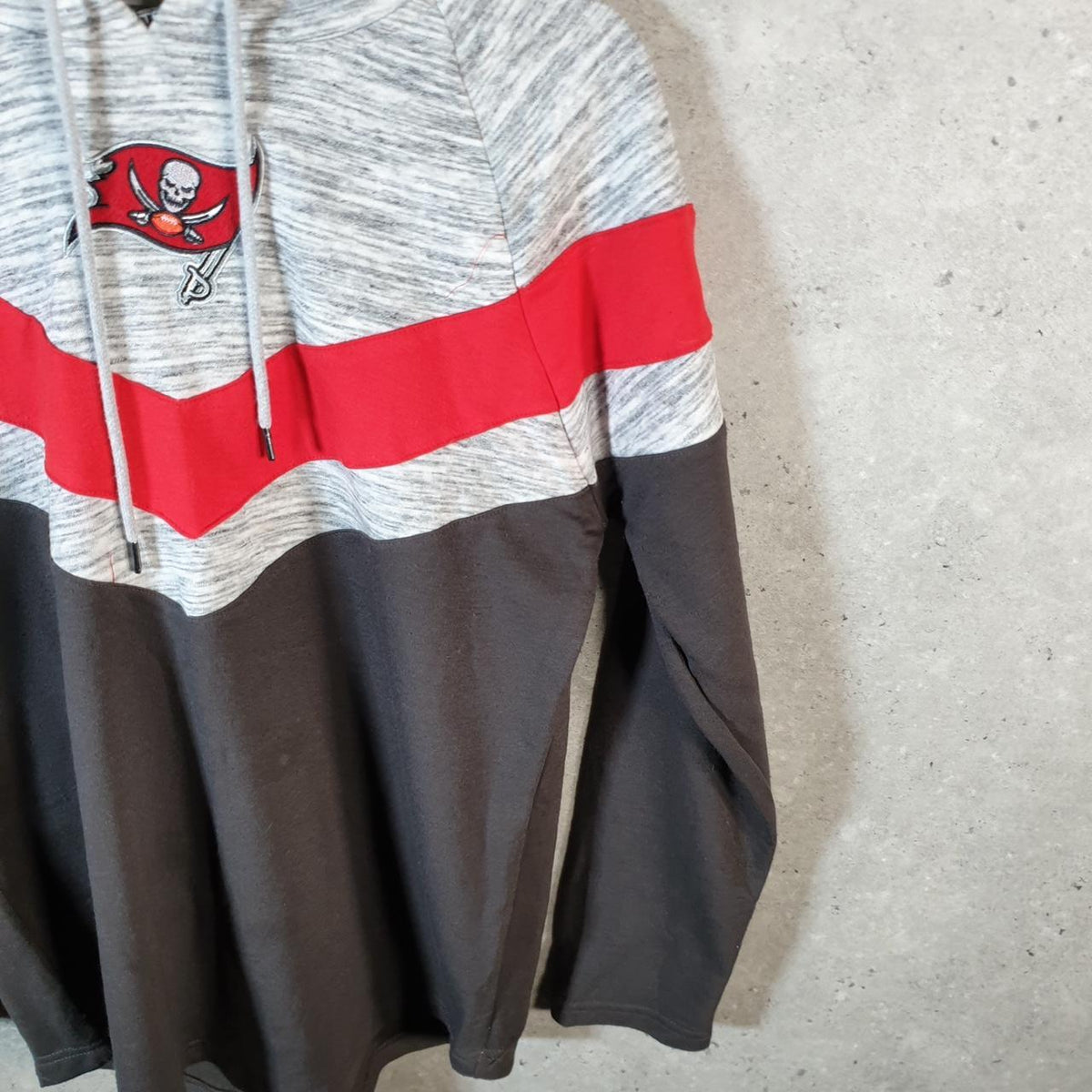 Vintage NFL Tampa Bay Buccaneers Hoodie Womens Medium Grey Pullover USA Pro Sport