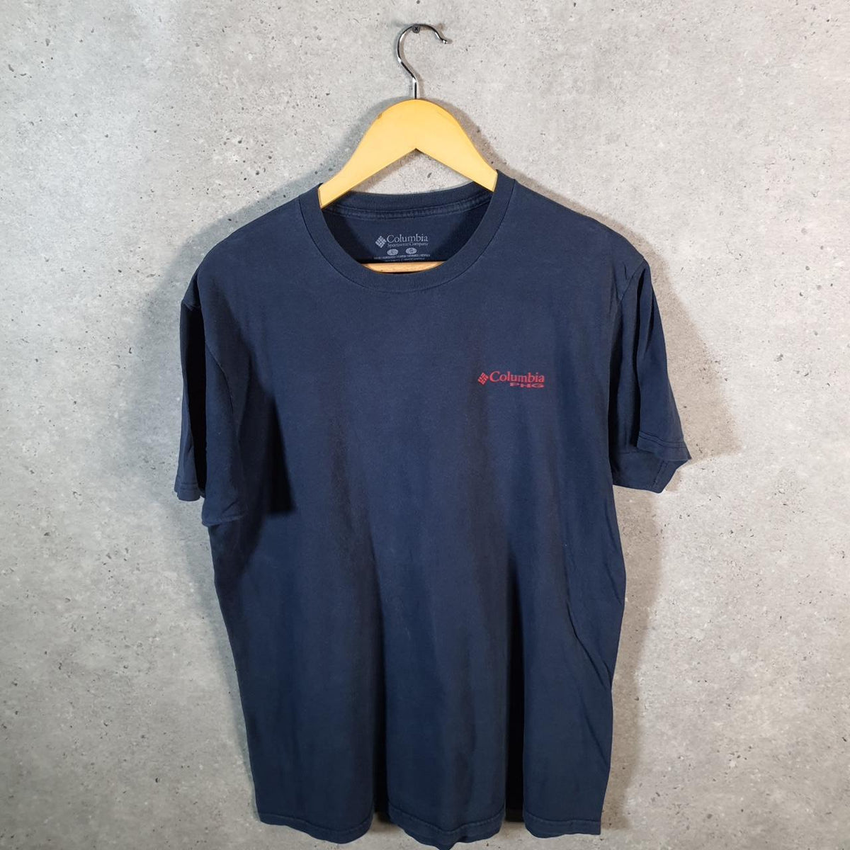 Vintage Columbia Perfomance Hunting Gear USA Flag T Shirt Men’s Large Navy Blue Athletic