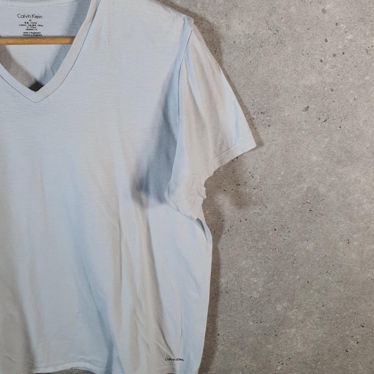 Vintage Calvin Klein Graphic T Shirt Men’s Medium White Regular Fit Spellout Logo