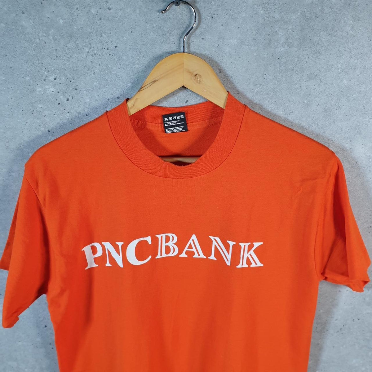 Vintage Fruit of the Loom PNC Bank 90s USA Single Stitch T Shirt Men’s Medium Orange C8396