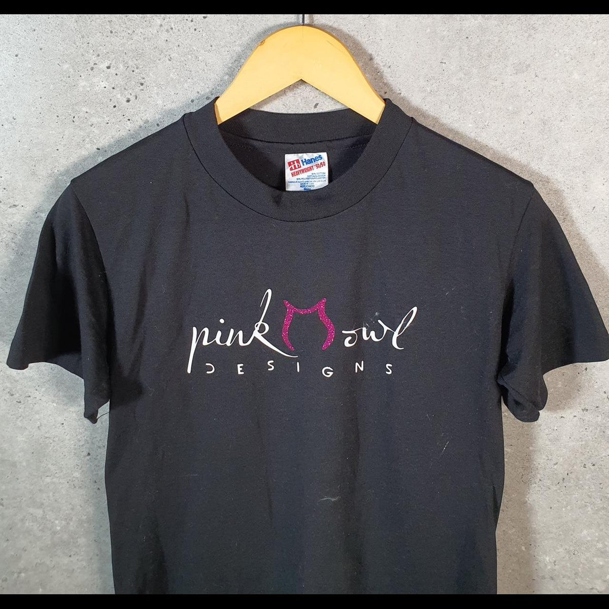 Vintage Hanes Pink Owl Designs 90s USA Single Stitch T Shirt Men’s Small Black C9397