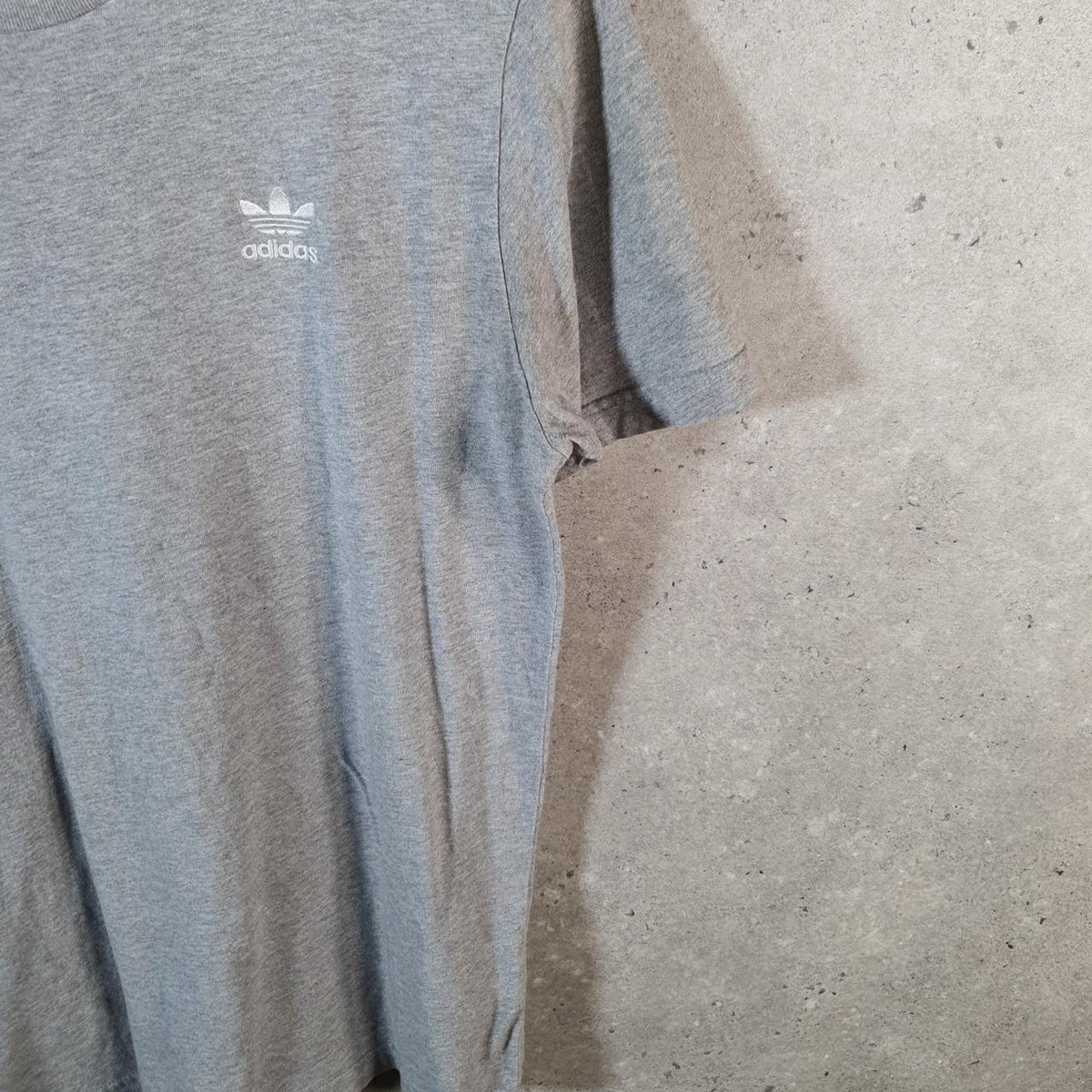 Vintage Adidas Trefoil T Shirt Men’s Small Grey Embroidered Logo Athletic