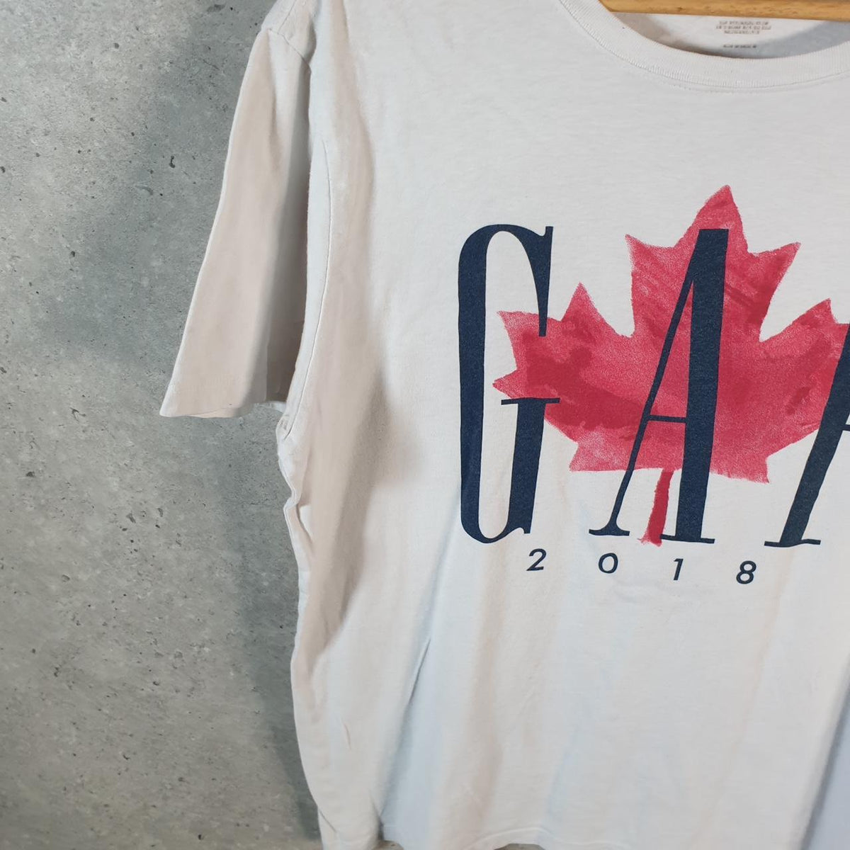 Vintage Gap Maple Leaf 2018 Spellout Graphic T Shirt Men’s Medium White Casual Sports Logo