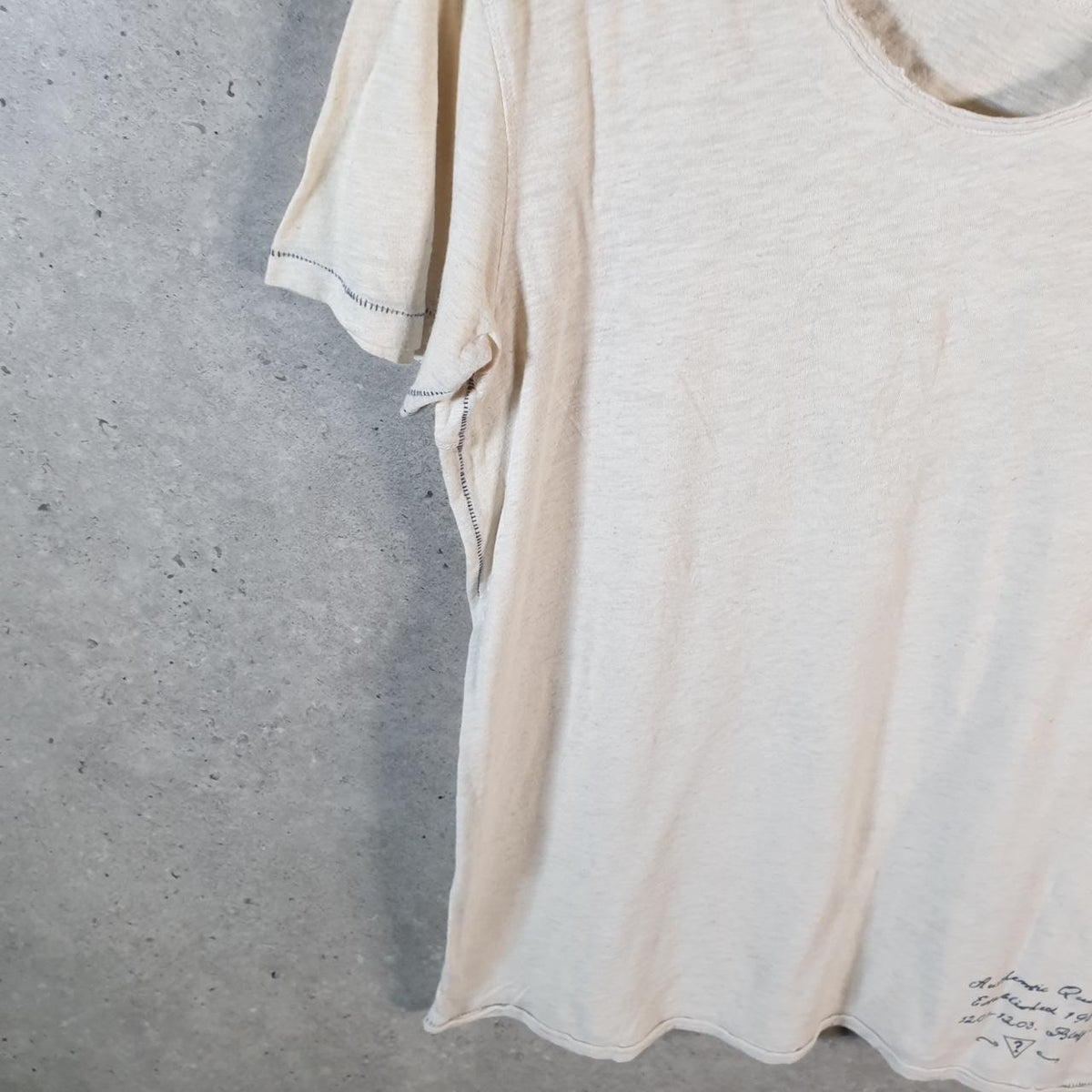 Vintage Guess Spellout Graphic T Shirt Men’s XS White Casual Sports Logo Athletic