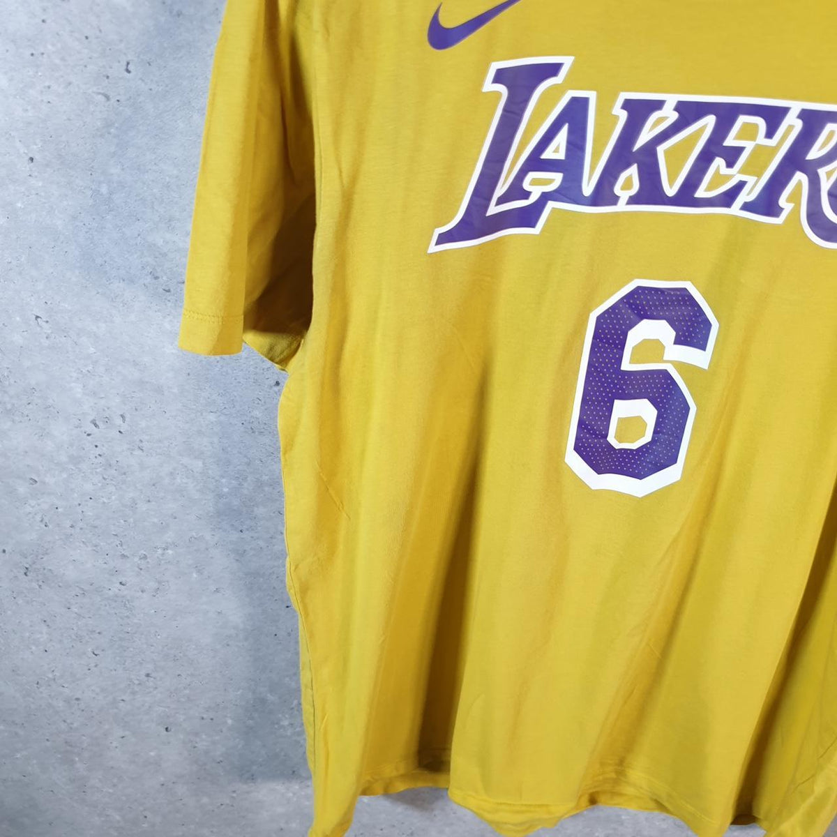 Vintage Nike NBA Los Angeles Lakers LeBron James T Shirt Men’s small Yellow Swoosh Athletic