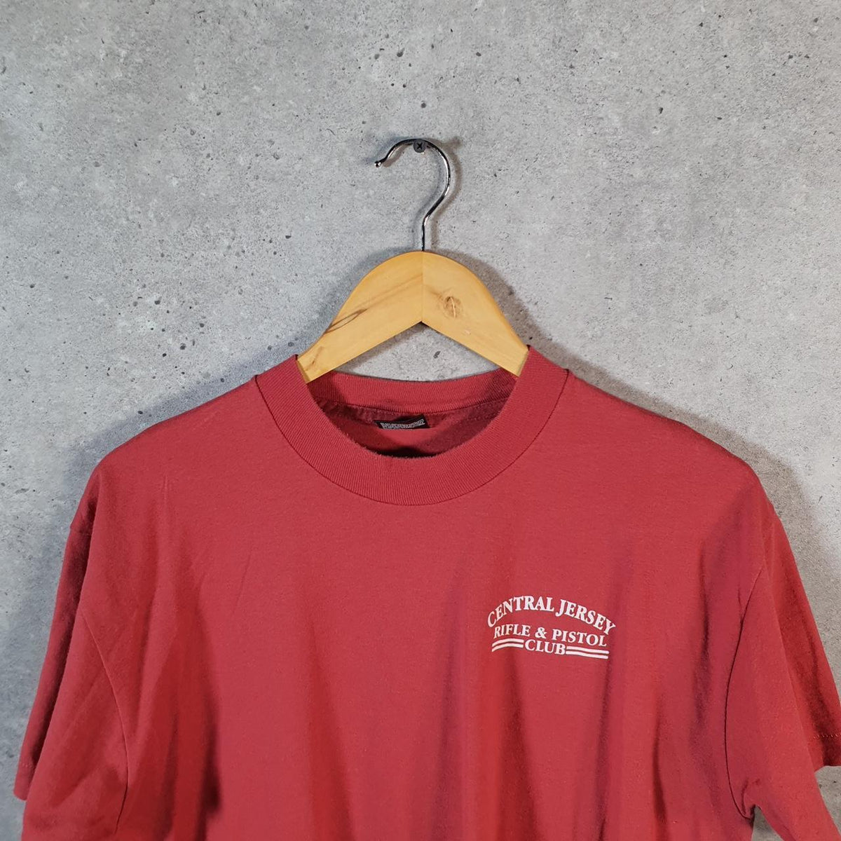 Vintage Fruit of the Loom Best Central Jersey Rifle Club USA Single Stitch T Shirt Men’s Large Red Big Fish Vintage