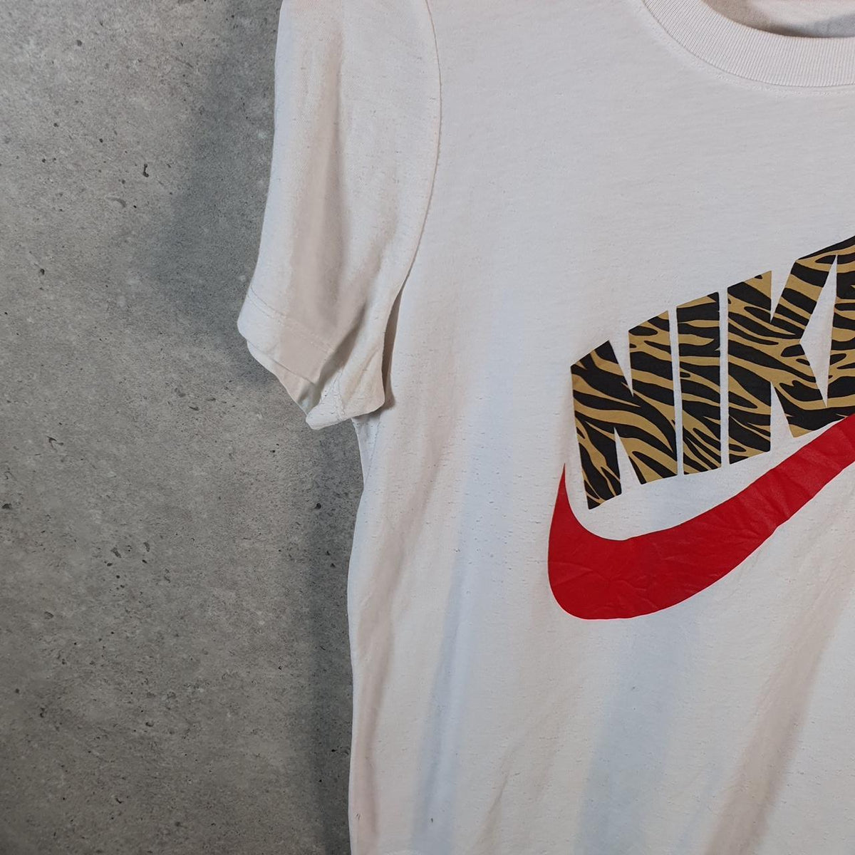 Vintage Nike Spellout T Shirt Men’s Medium White Logo Swoosh Skinny Fit Athletic