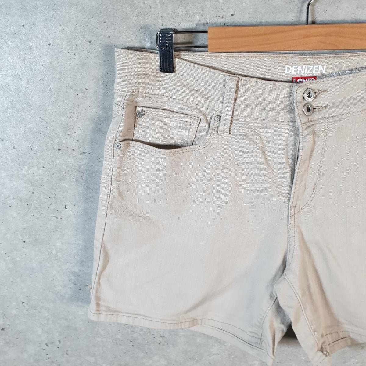 Vintage Levi’s Modern Shorts Jorts Cargo Womens W34 Beige Relaxed Cotton
