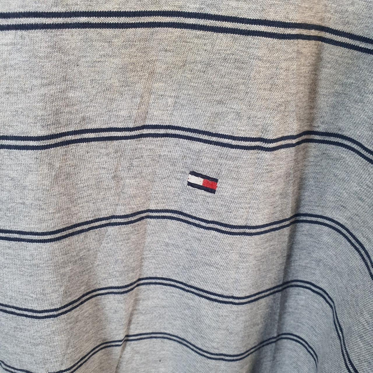 Vintage Tommy Hilfiger T Shirt Men’s Medium Grey Striped Custom Fit Embroidered Logo
