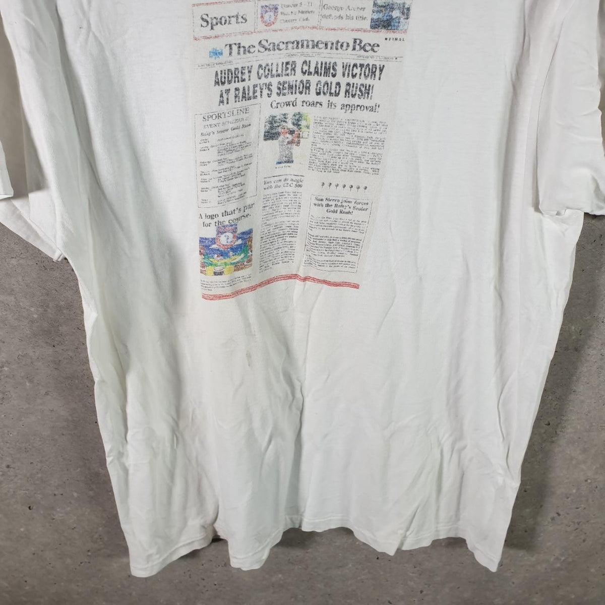 Vintage Hanes Beefy Sacramento Bee Newspaper USA 90s Single Stitch T Shirt Men’s Large White Big Fish Vintage