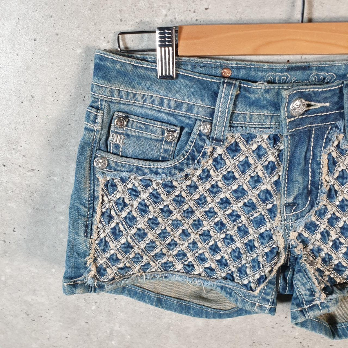 Vintage Miss Me Baggy Y2K Hip Hop Jeans Shorts Jorts Womens W27 Blue Denim Low Rise