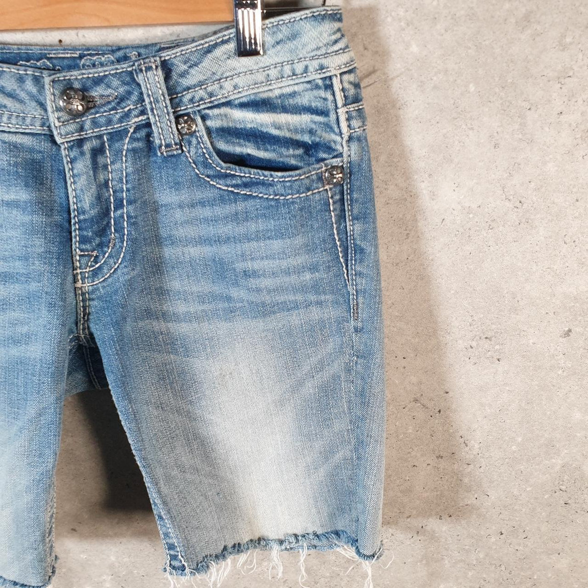 Vintage Miss Me Baggy Y2K Hip Hop Jeans Shorts Jorts Womens W28 Blue Denim Low Rise