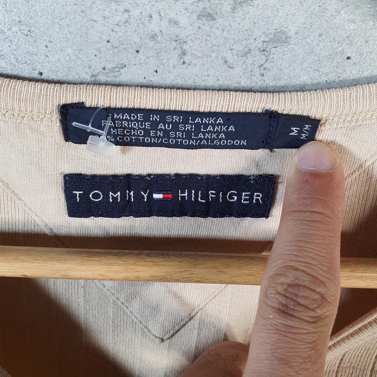 Vintage Tommy Hilfiger 90s T Shirt Men’s Medium Brown Classic Fit Embroidered Logo