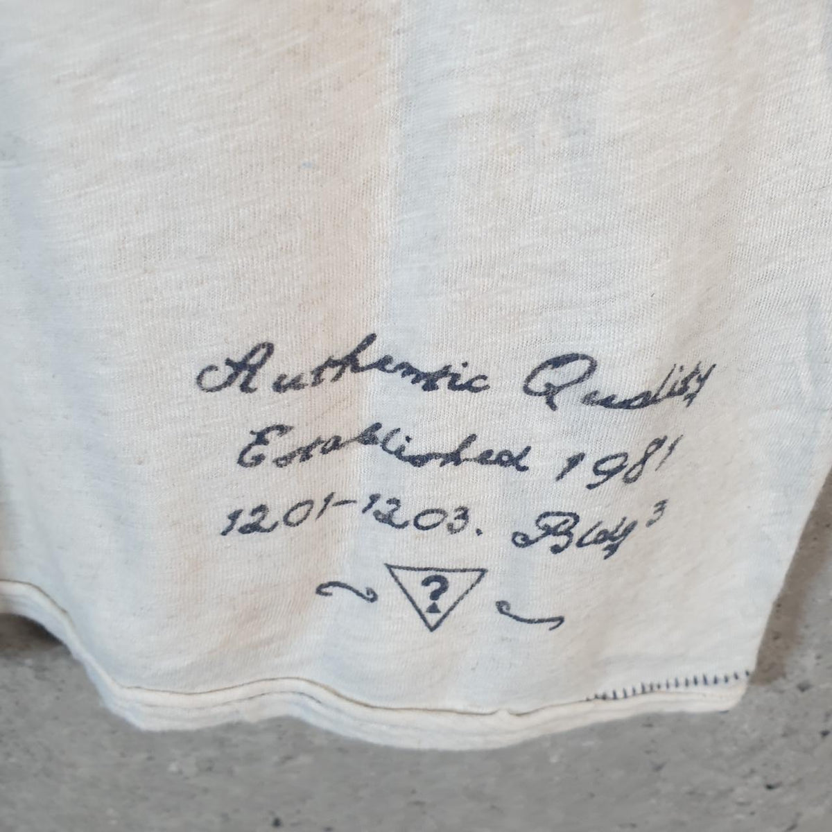 Vintage Guess Spellout Graphic T Shirt Men’s XS White Casual Sports Logo Athletic