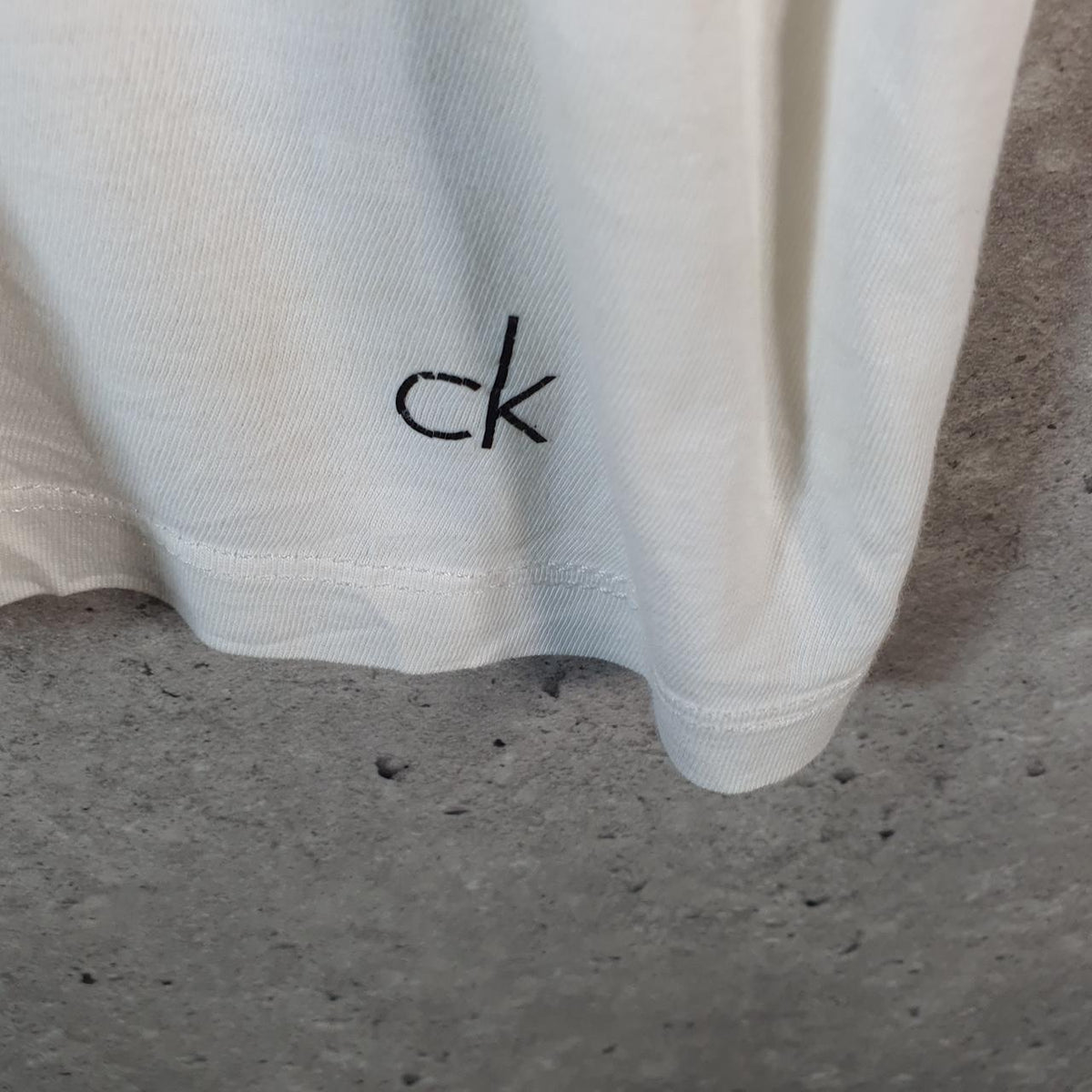 Vintage Calvin Klein Graphic T Shirt Men’s Medium White Regular Fit Spellout Logo