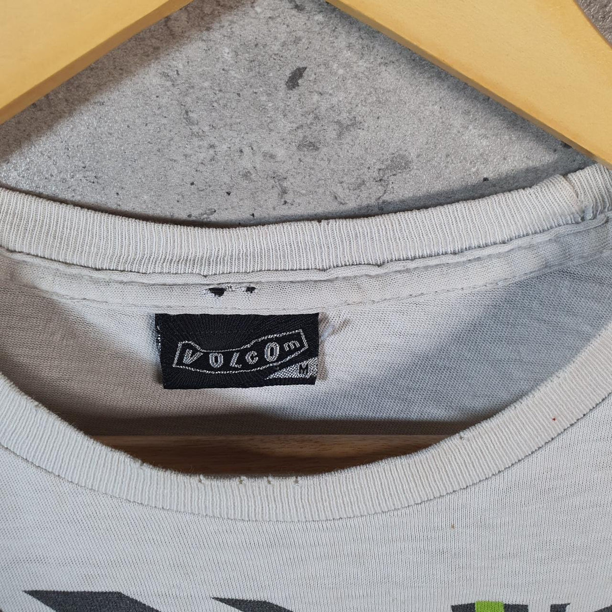 Vintage Volcom Y2K Spellout T Shirt Shirt Men’s Medium Beige Logo Graphic C9733