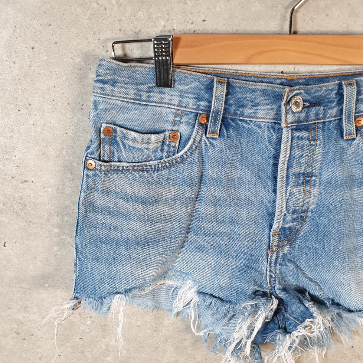 Vintage Levi’s 501 Cut Off Baggy Shorts Jorts Cargo Womens W27 White Relaxed Denim