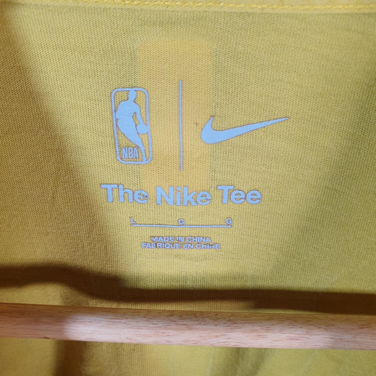Vintage Nike NBA Los Angeles Lakers LeBron James T Shirt Men’s small Yellow Swoosh Athletic