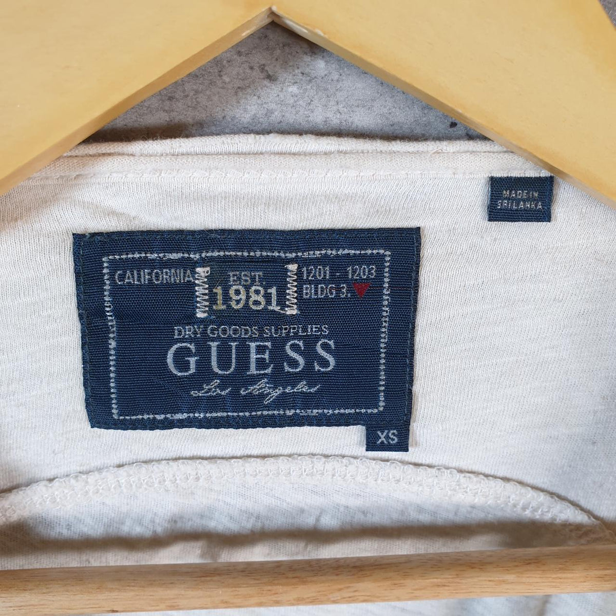 Vintage Guess Spellout Graphic T Shirt Men’s XS White Casual Sports Logo Athletic