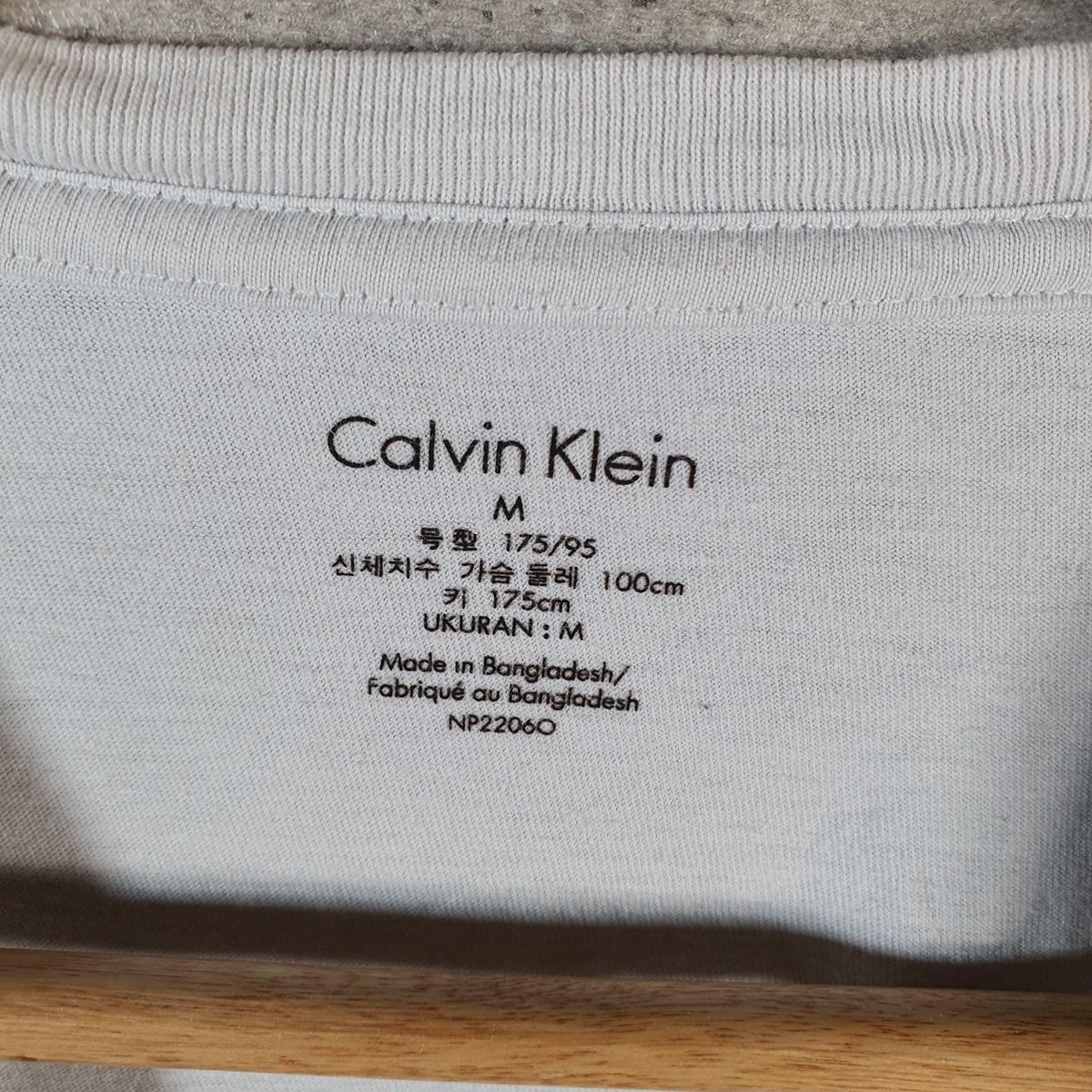 Vintage Calvin Klein Graphic T Shirt Men’s Medium White Regular Fit Spellout Logo