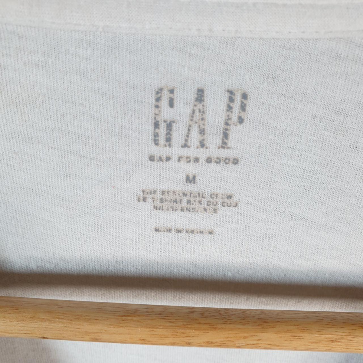 Vintage Gap Maple Leaf 2018 Spellout Graphic T Shirt Men’s Medium White Casual Sports Logo