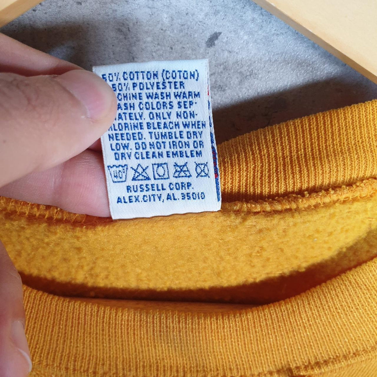Vintage Russell Athletic Blank USA Sweatshirt Men’s XL Yellow Pullover Baggy