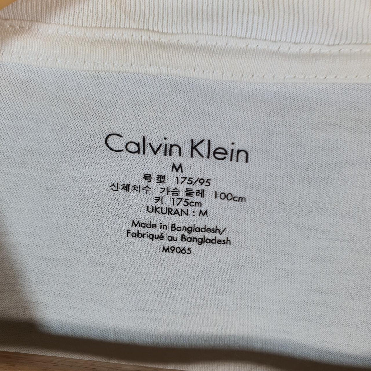 Vintage Calvin Klein Graphic T Shirt Men’s Medium White Regular Fit Spellout Logo