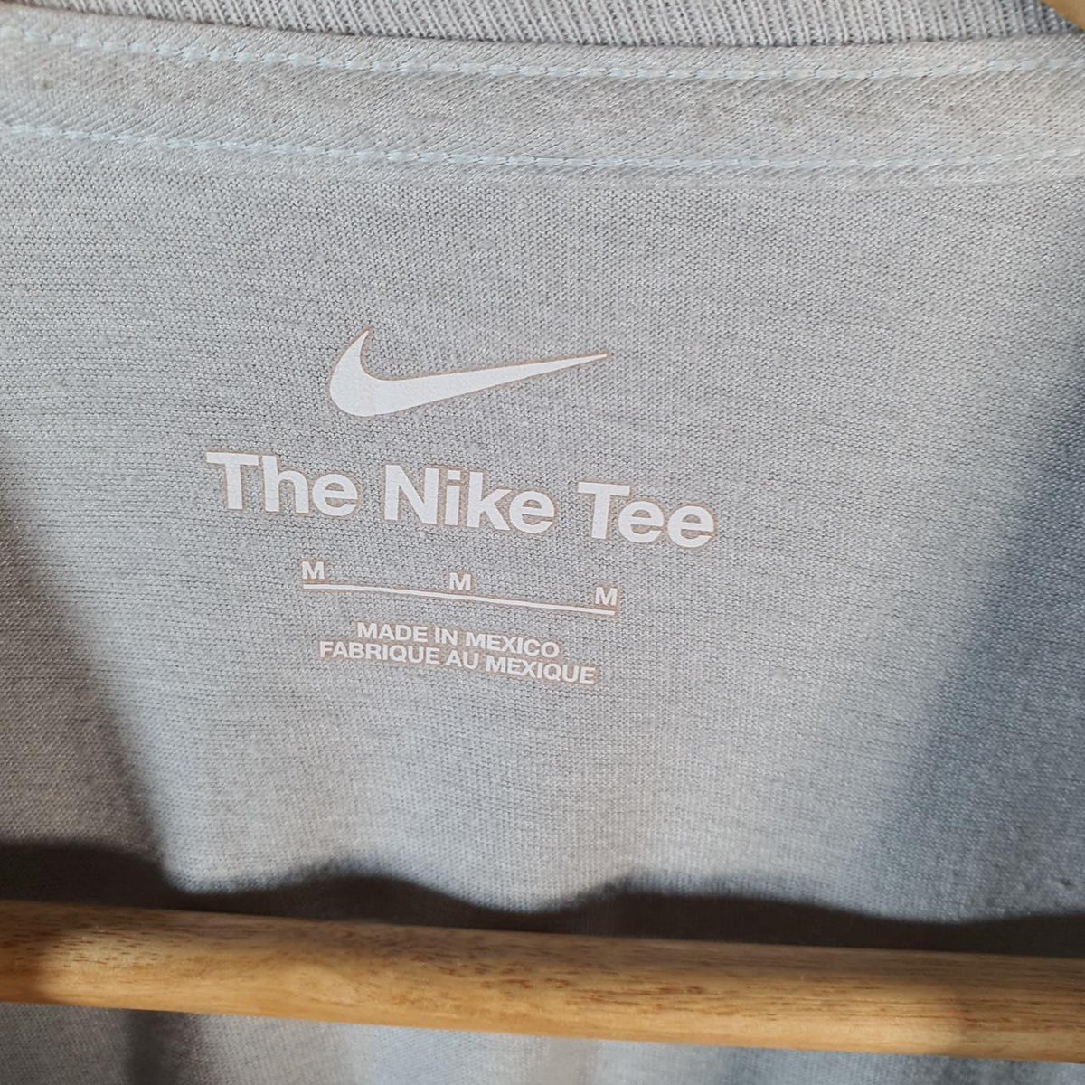 Vintage Nike Graphic Spellout T Shirt Men’s Medium Grey Swoosh Athletic