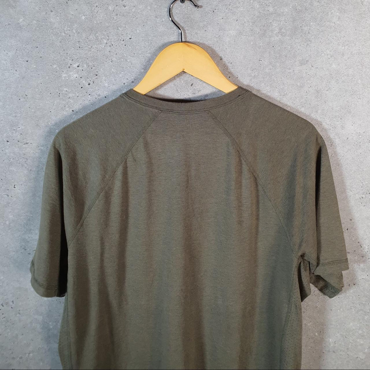 Vintage Carhartt Pocket T Shirt Men’s Medium Khaki Green Workwear Chore Utility Relaxed Fit C9220
