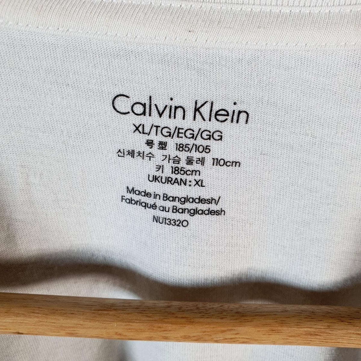 Vintage Calvin Klein Graphic T Shirt Men’s XL White Regular Fit Spellout Logo
